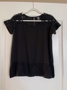 bobeau Black Short Sleeve Top with Lace details , see pictures